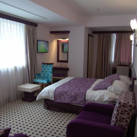Izan Hotel Измир Стая снимка