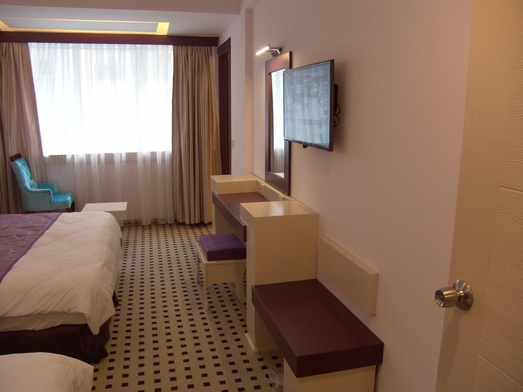 Izan Hotel Измир Стая снимка