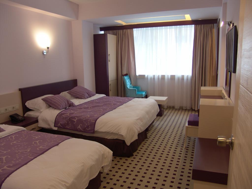 Izan Hotel Измир Стая снимка
