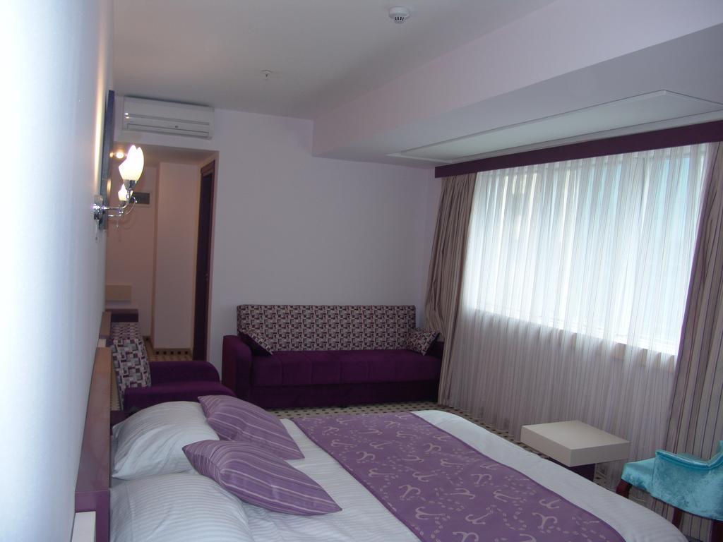 Izan Hotel Измир Стая снимка