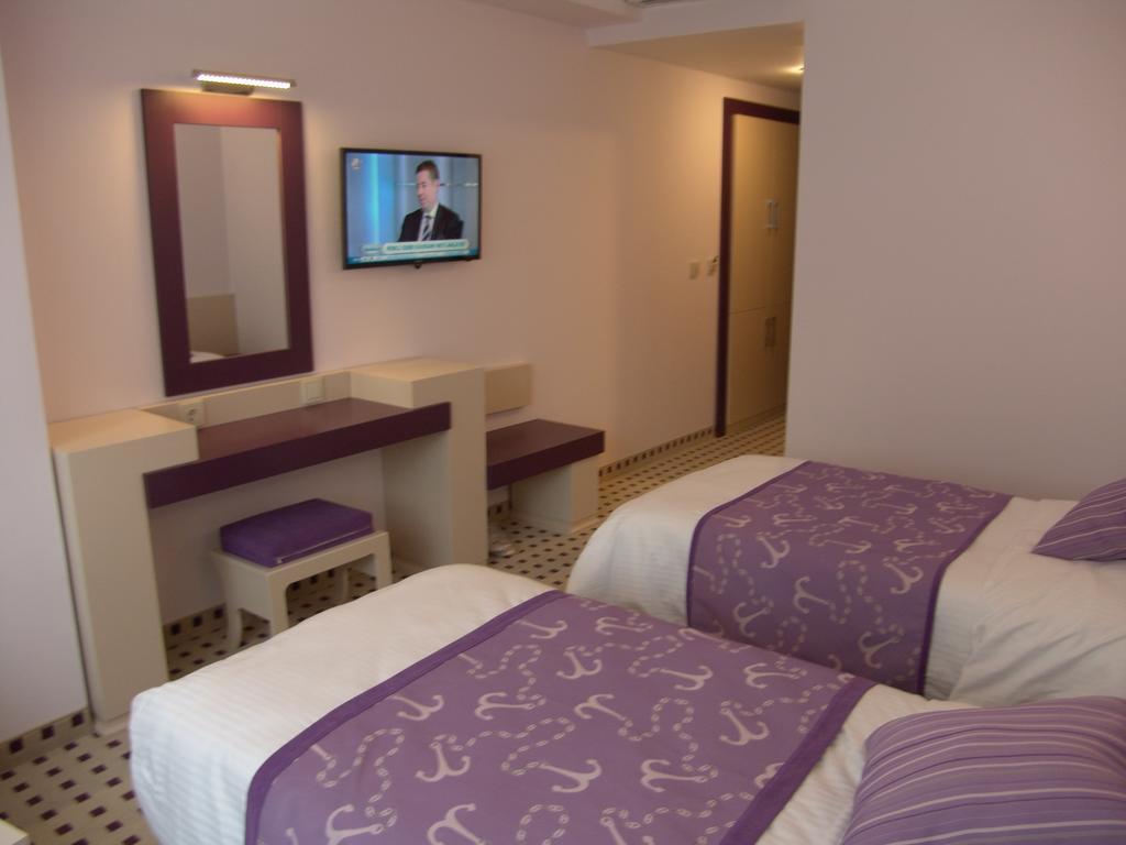 Izan Hotel Измир Стая снимка