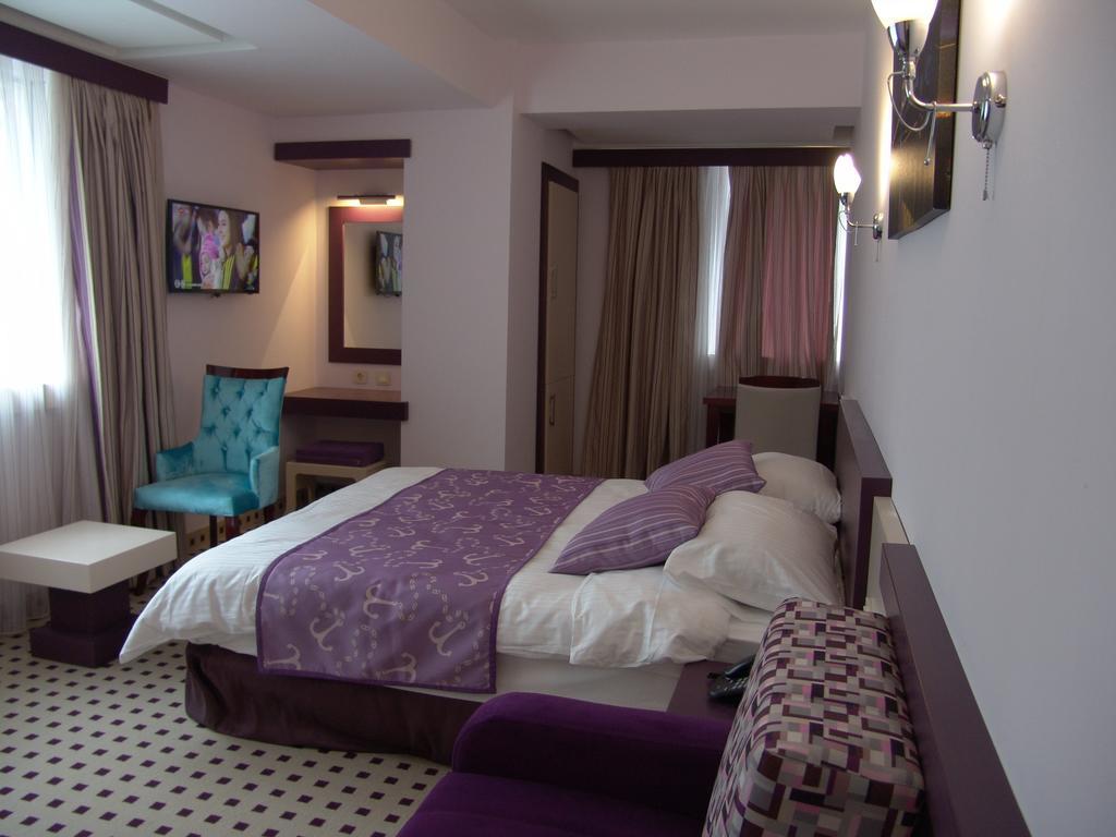 Izan Hotel Измир Стая снимка