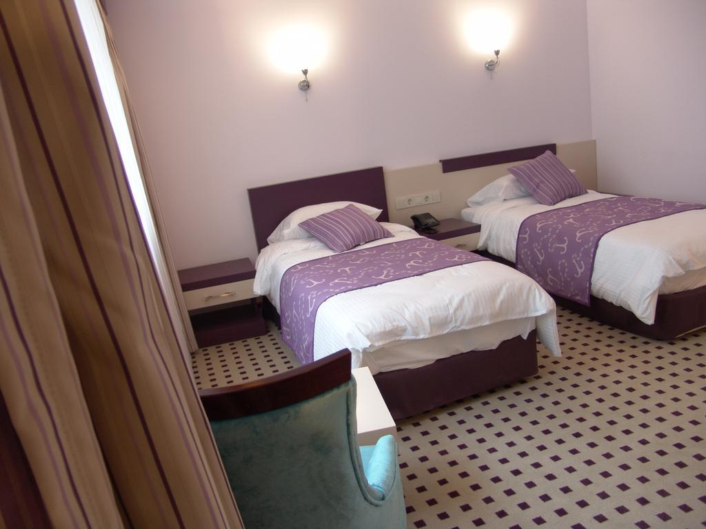 Izan Hotel Измир Стая снимка