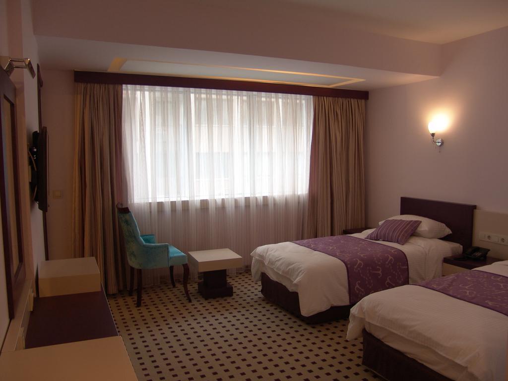 Izan Hotel Измир Стая снимка