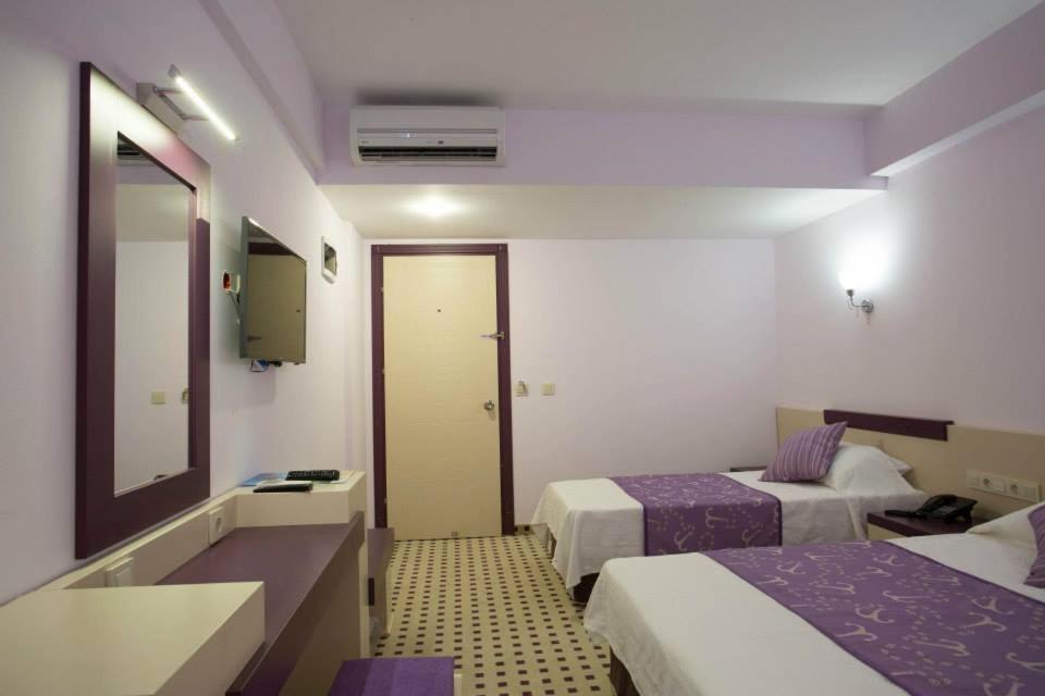 Izan Hotel Измир Стая снимка